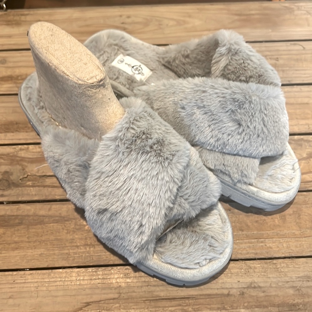 SOLE MATES Womens Fuzzy Criss Cross Slippers